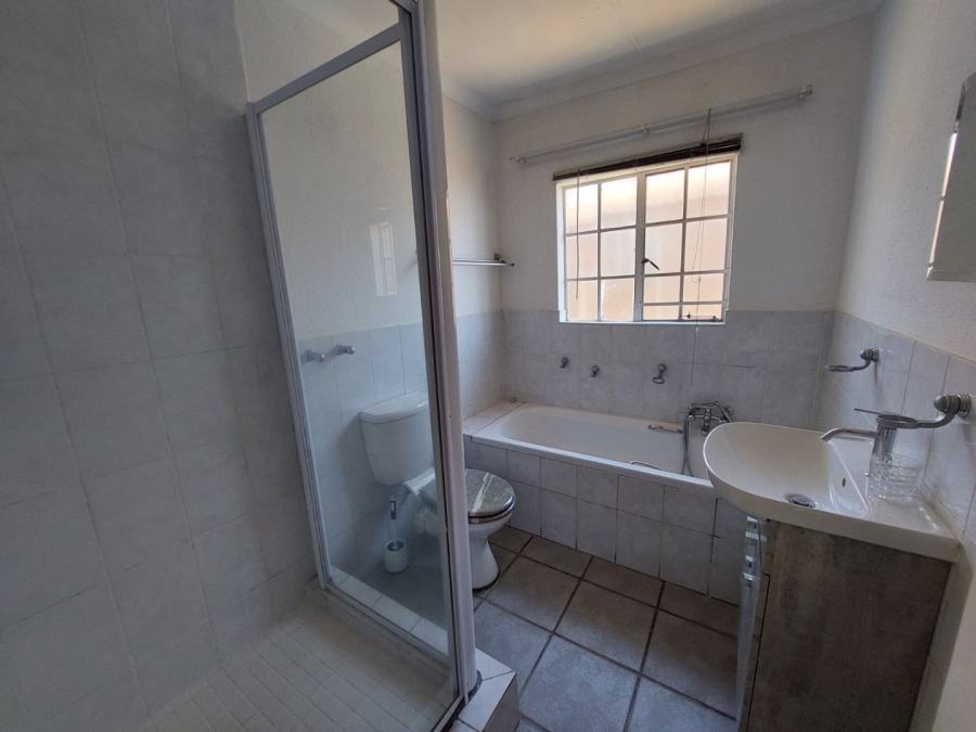 2 Bedroom Property for Sale in Wilgeheuwel Gauteng
