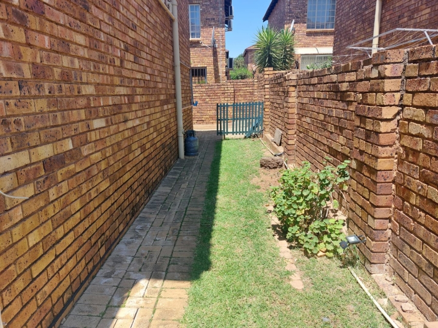 2 Bedroom Property for Sale in Wilgeheuwel Gauteng