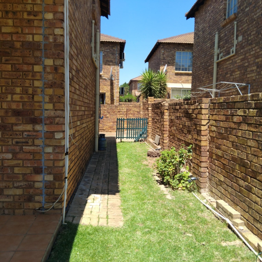 2 Bedroom Property for Sale in Wilgeheuwel Gauteng