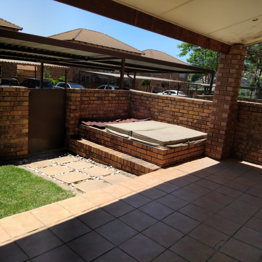 2 Bedroom Property for Sale in Wilgeheuwel Gauteng
