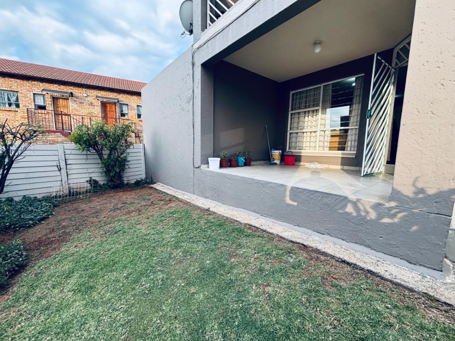 2 Bedroom Property for Sale in Roodekrans Gauteng