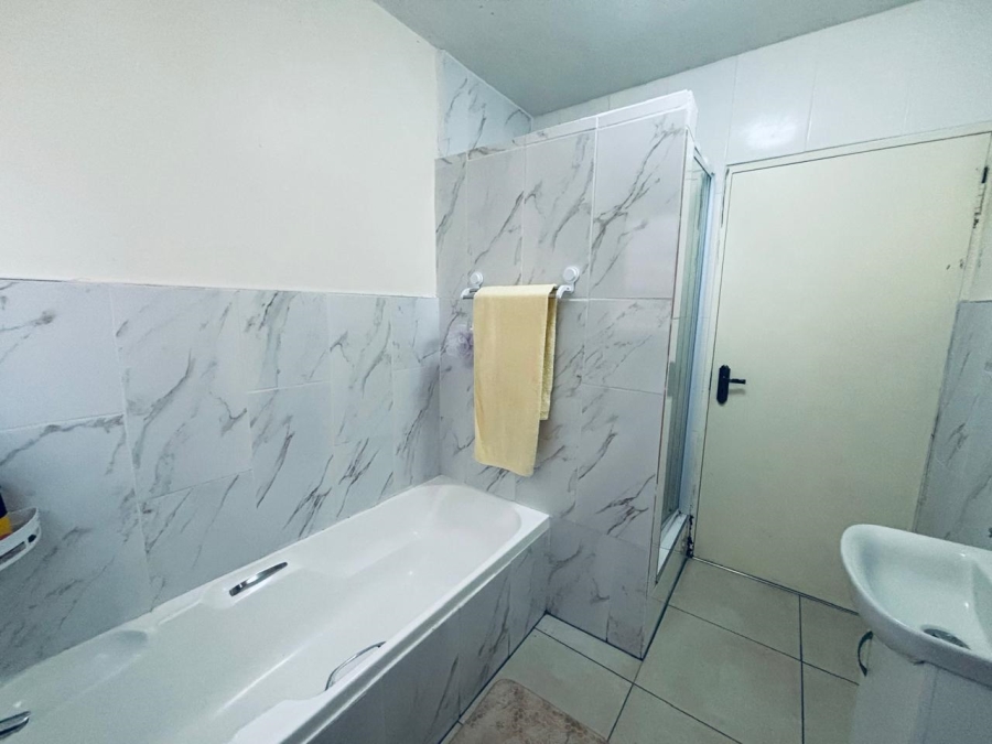 2 Bedroom Property for Sale in Roodekrans Gauteng