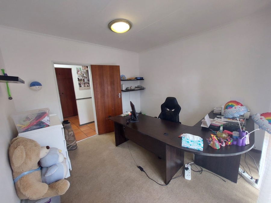 6 Bedroom Property for Sale in Rant En Dal Gauteng