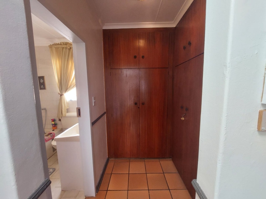 6 Bedroom Property for Sale in Rant En Dal Gauteng