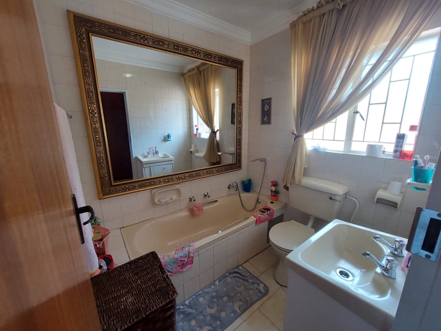 6 Bedroom Property for Sale in Rant En Dal Gauteng