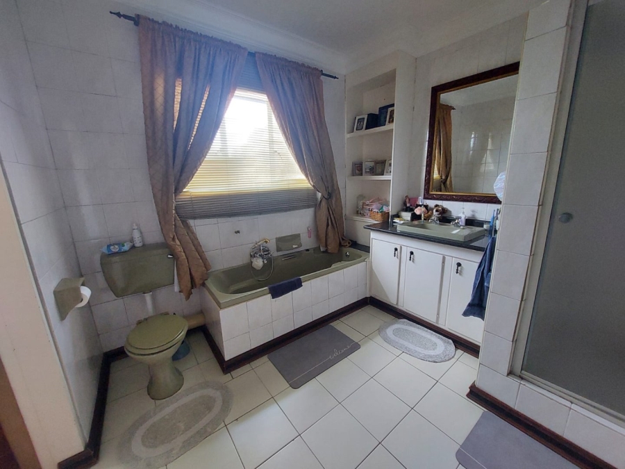 6 Bedroom Property for Sale in Rant En Dal Gauteng