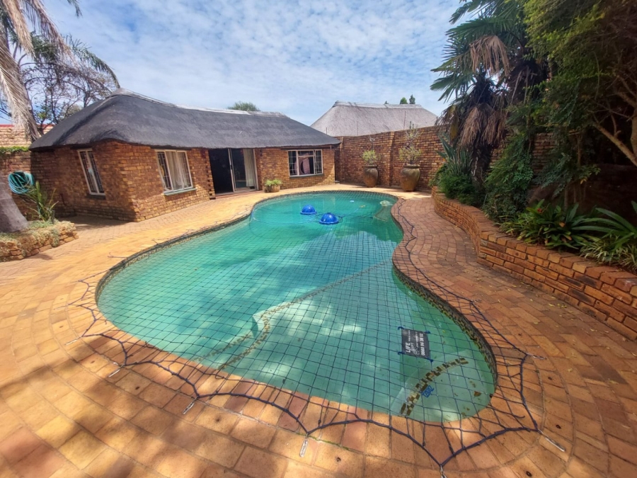 6 Bedroom Property for Sale in Rant En Dal Gauteng