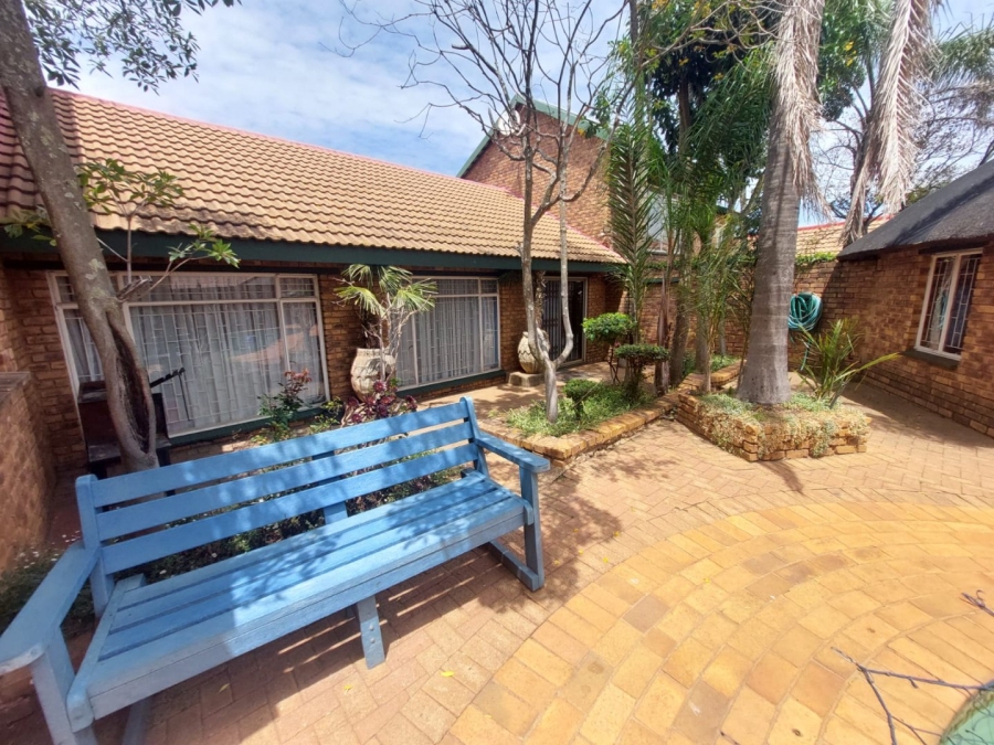 6 Bedroom Property for Sale in Rant En Dal Gauteng