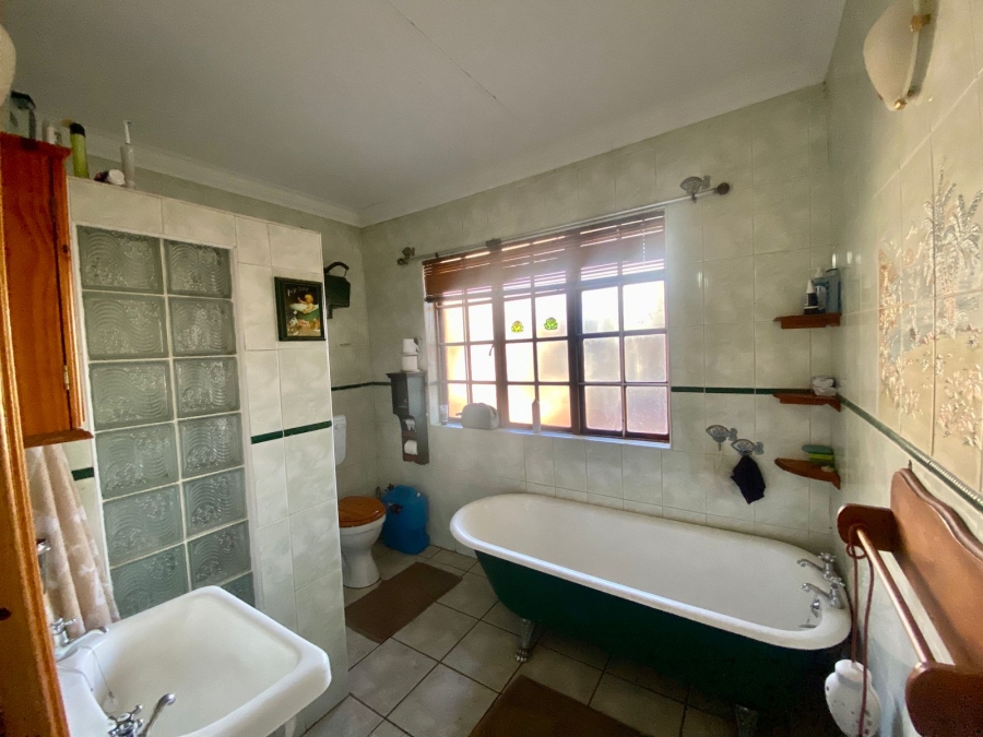 5 Bedroom Property for Sale in Roodekrans Gauteng