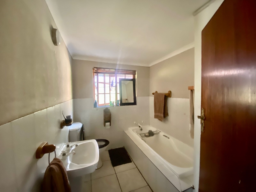 5 Bedroom Property for Sale in Roodekrans Gauteng