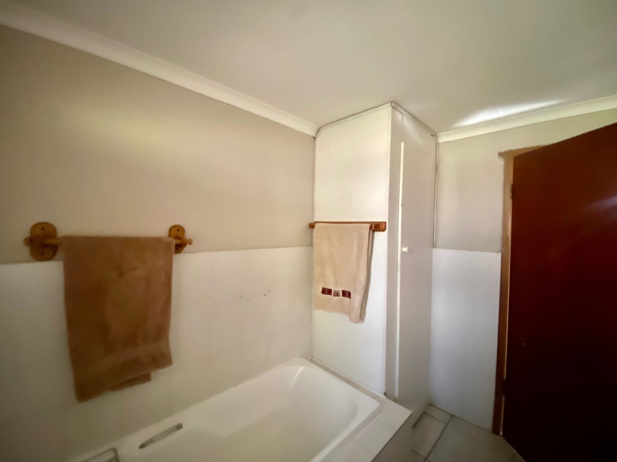 5 Bedroom Property for Sale in Roodekrans Gauteng