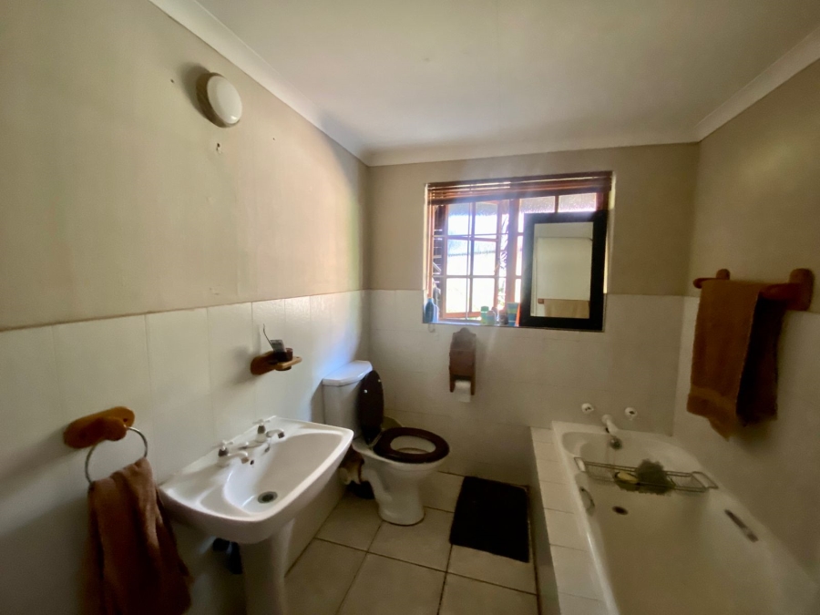 5 Bedroom Property for Sale in Roodekrans Gauteng