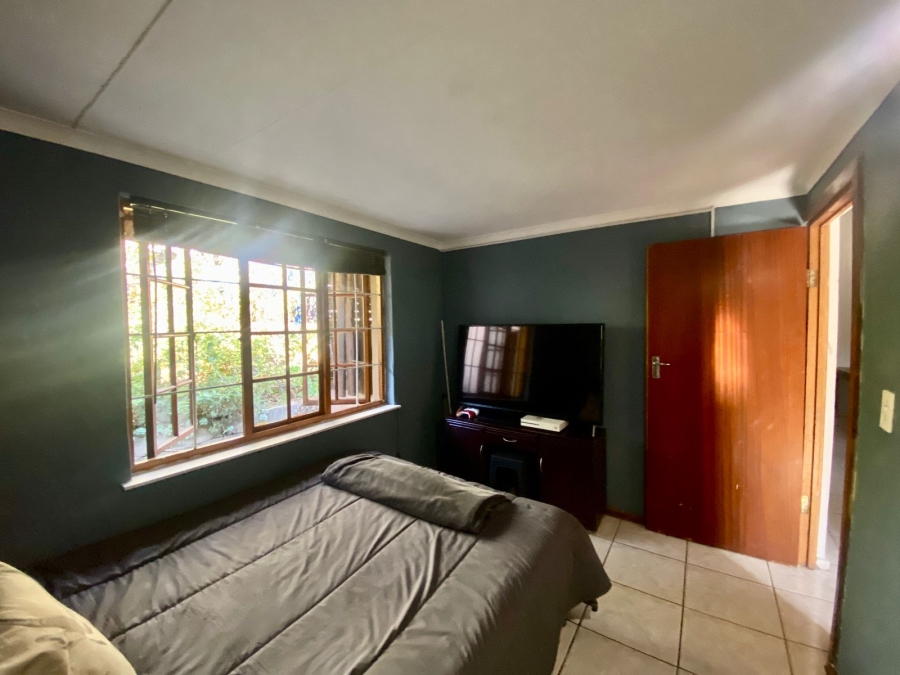 5 Bedroom Property for Sale in Roodekrans Gauteng