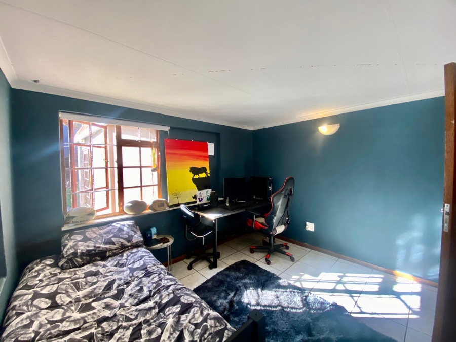 5 Bedroom Property for Sale in Roodekrans Gauteng