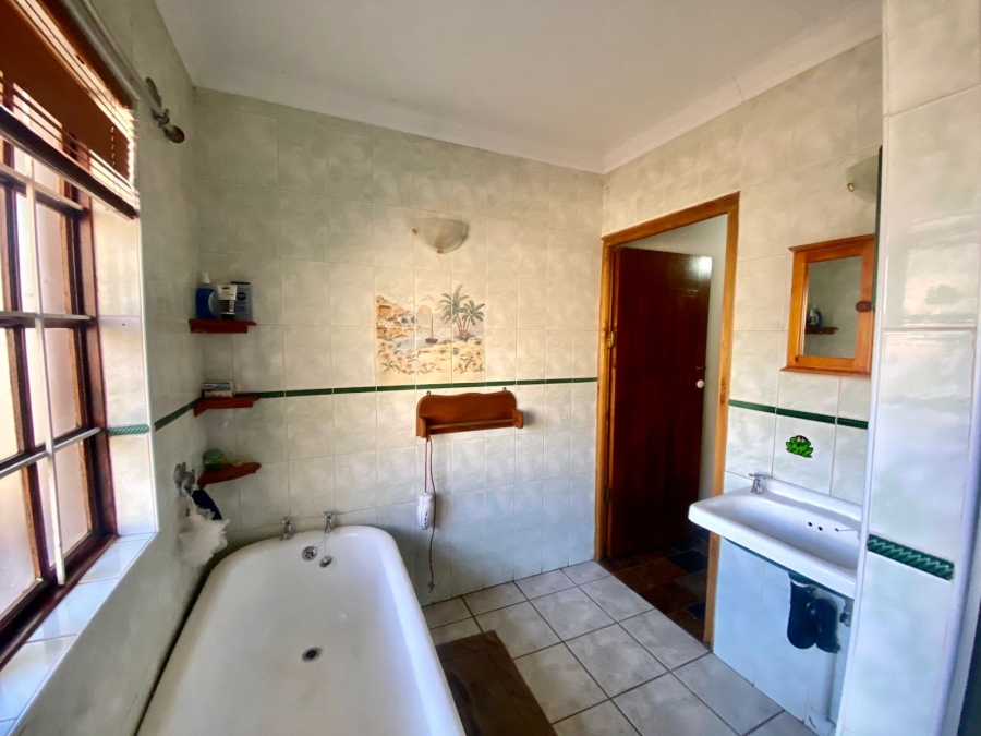 5 Bedroom Property for Sale in Roodekrans Gauteng