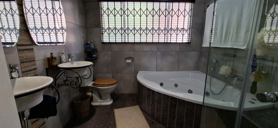 5 Bedroom Property for Sale in Noordheuwel Gauteng