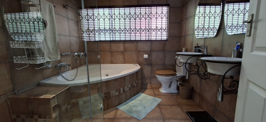 5 Bedroom Property for Sale in Noordheuwel Gauteng