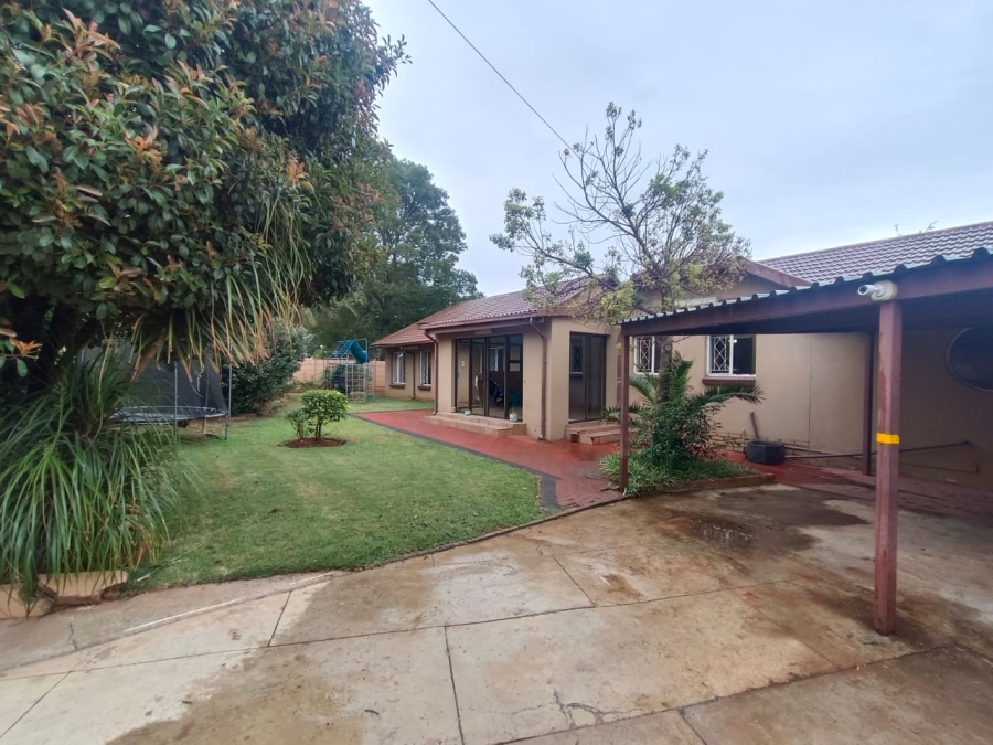 4 Bedroom Property for Sale in Helikonpark Gauteng