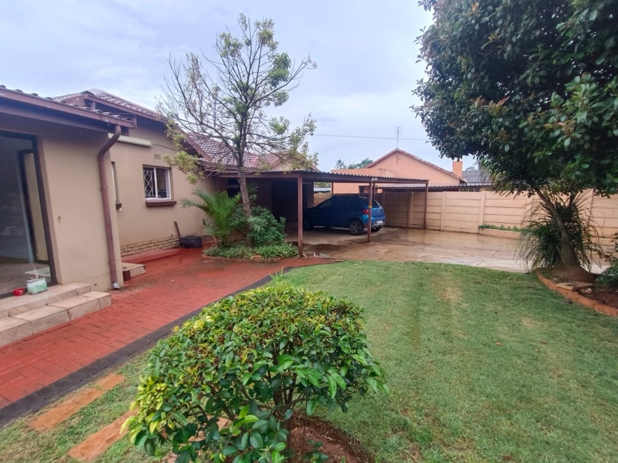 4 Bedroom Property for Sale in Helikonpark Gauteng