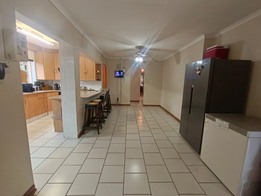 4 Bedroom Property for Sale in Helikonpark Gauteng