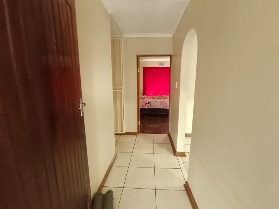 4 Bedroom Property for Sale in Helikonpark Gauteng