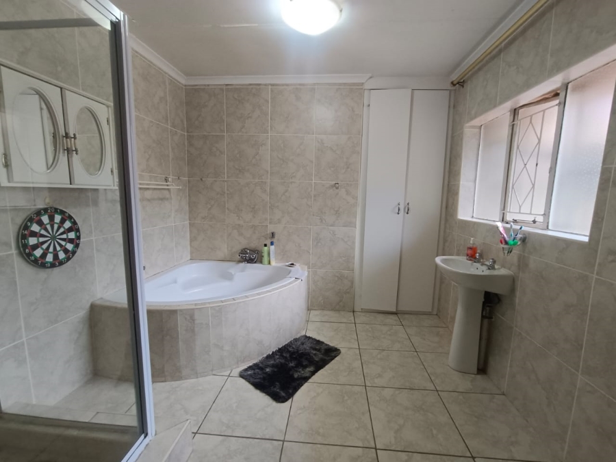 4 Bedroom Property for Sale in Helikonpark Gauteng