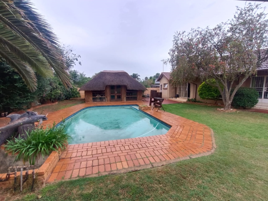 4 Bedroom Property for Sale in Helikonpark Gauteng