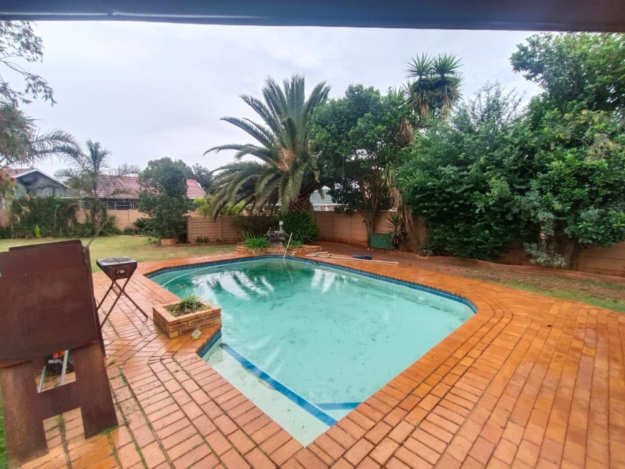 4 Bedroom Property for Sale in Helikonpark Gauteng