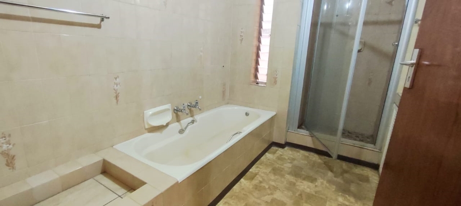 4 Bedroom Property for Sale in Wilro Park Gauteng