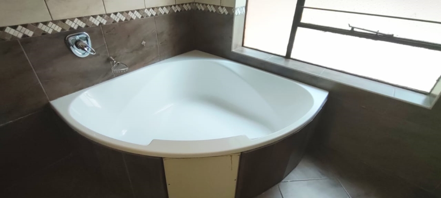 4 Bedroom Property for Sale in Wilro Park Gauteng