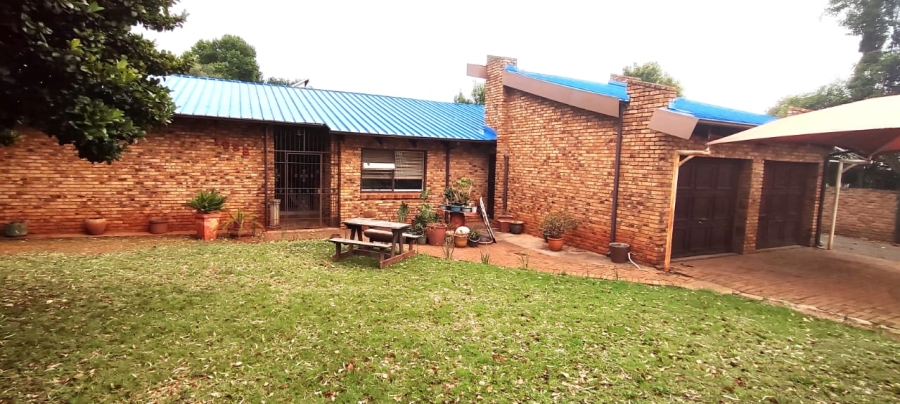 4 Bedroom Property for Sale in Wilro Park Gauteng