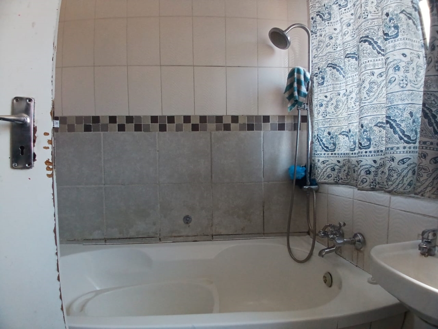 2 Bedroom Property for Sale in Luipaardsvlei Gauteng