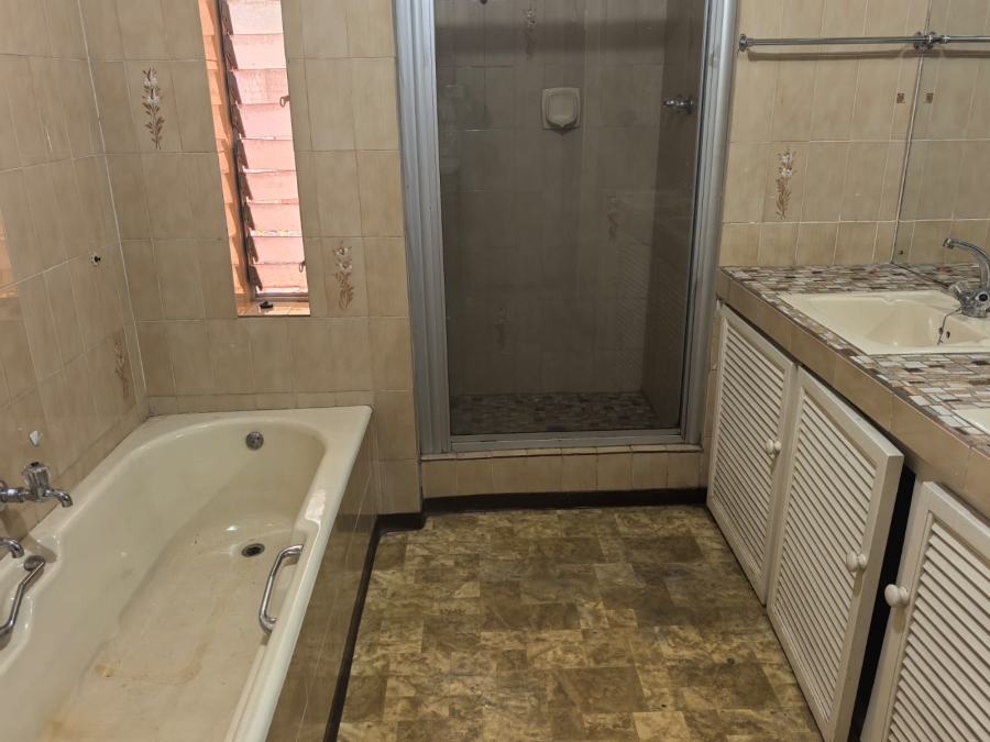 4 Bedroom Property for Sale in Wilro Park Gauteng