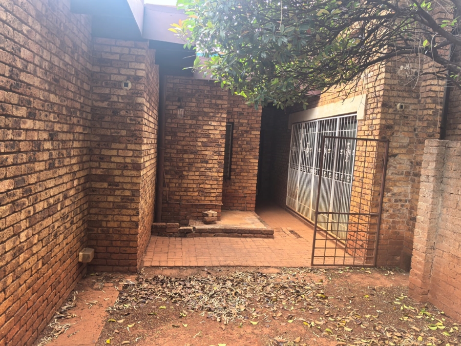 4 Bedroom Property for Sale in Wilro Park Gauteng