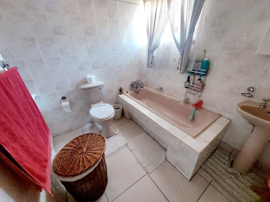 3 Bedroom Property for Sale in Eike Park Gauteng