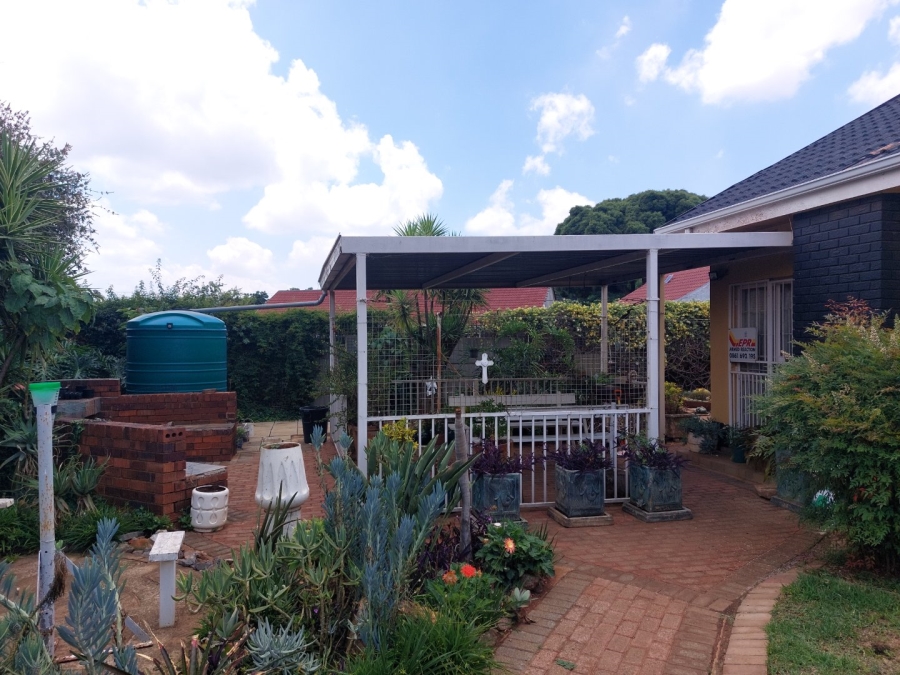 3 Bedroom Property for Sale in Helikonpark Gauteng