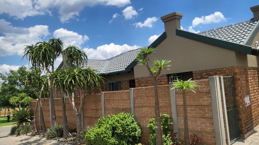 3 Bedroom Property for Sale in Honeydew Ridge Gauteng