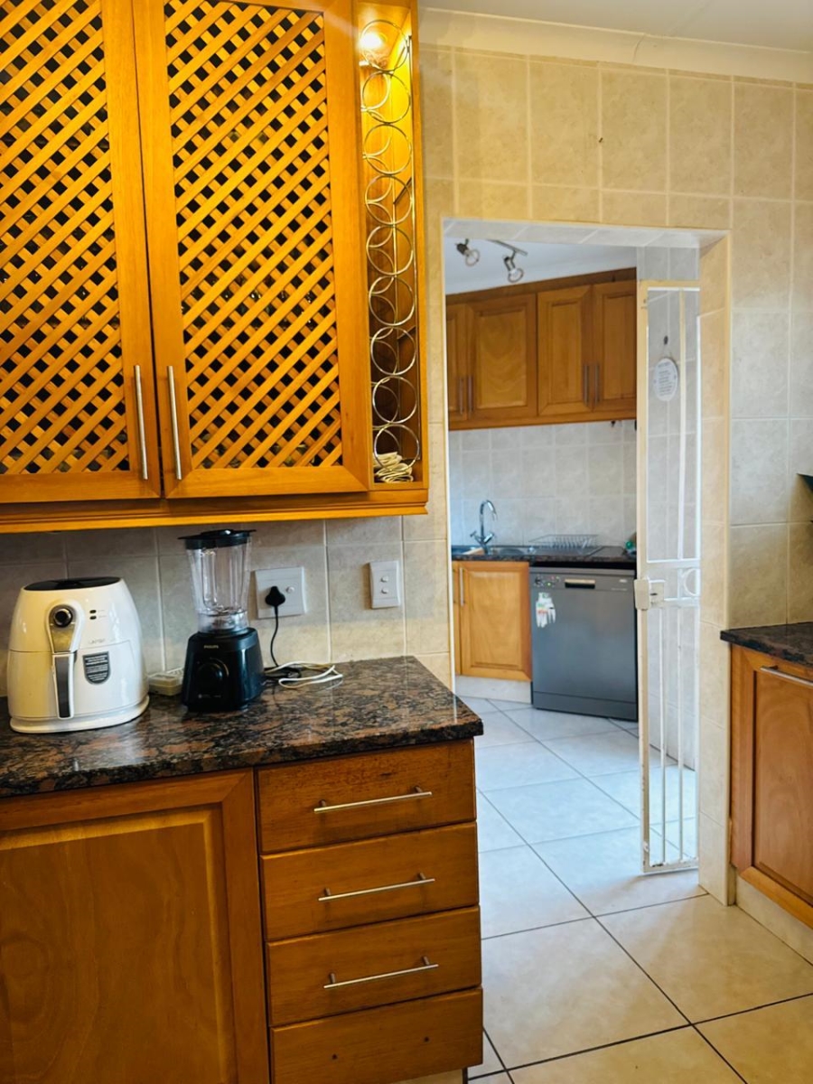 To Let 4 Bedroom Property for Rent in Robinpark Gauteng