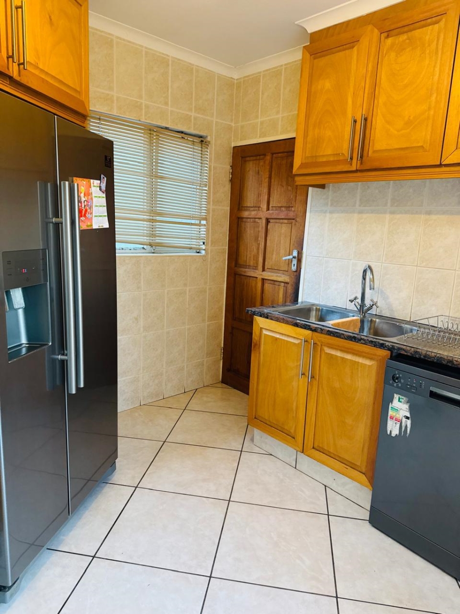 To Let 4 Bedroom Property for Rent in Robinpark Gauteng