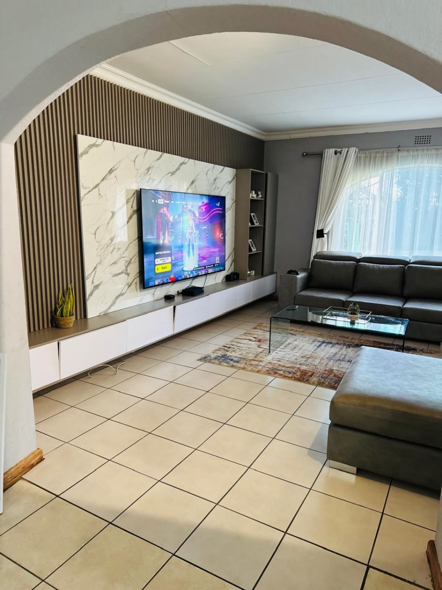 To Let 4 Bedroom Property for Rent in Robinpark Gauteng