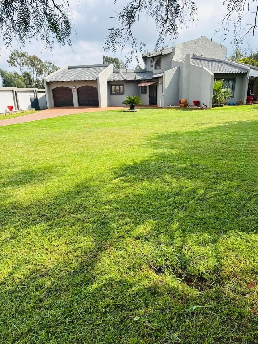 To Let 4 Bedroom Property for Rent in Robinpark Gauteng