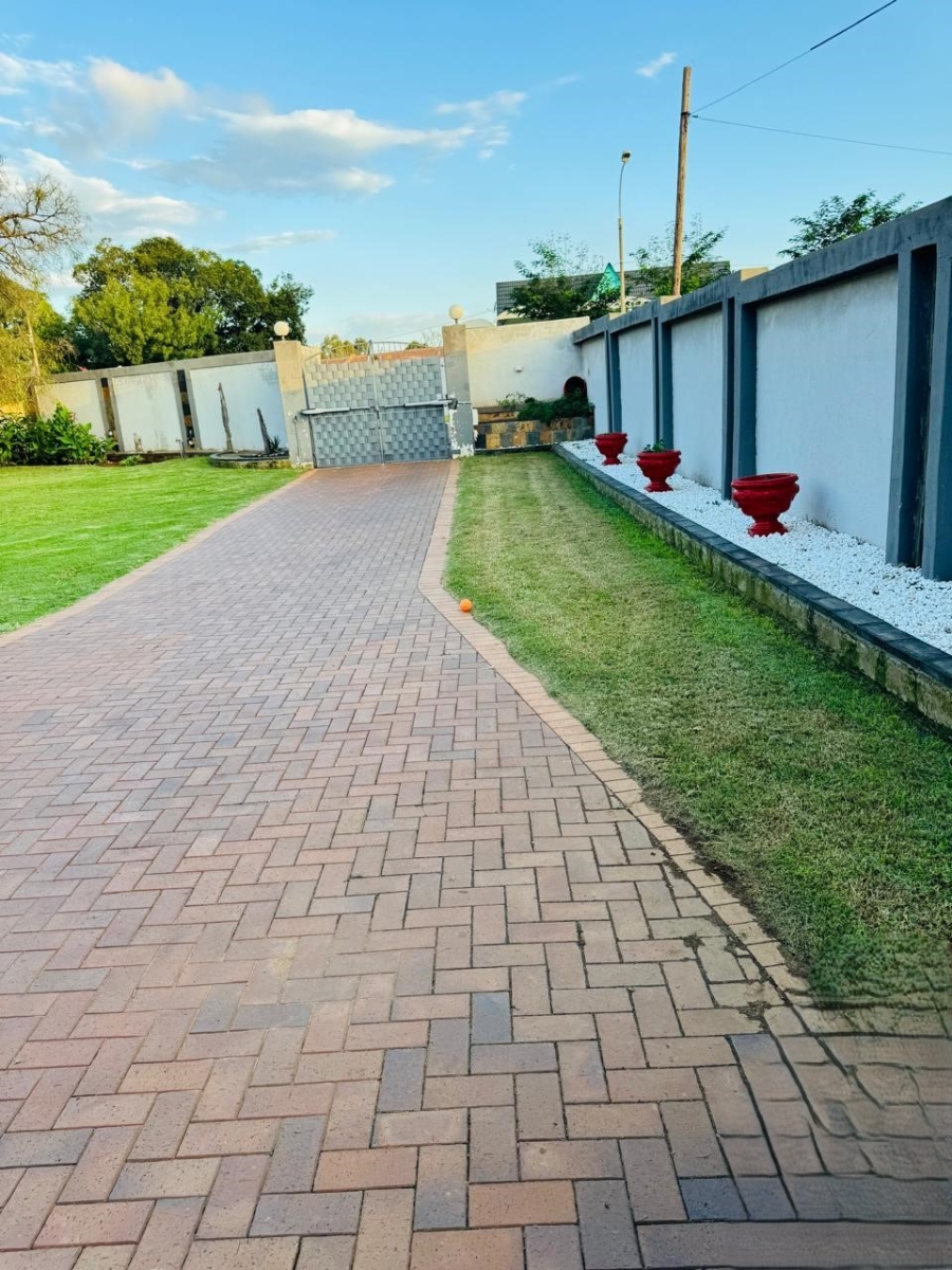 To Let 4 Bedroom Property for Rent in Robinpark Gauteng