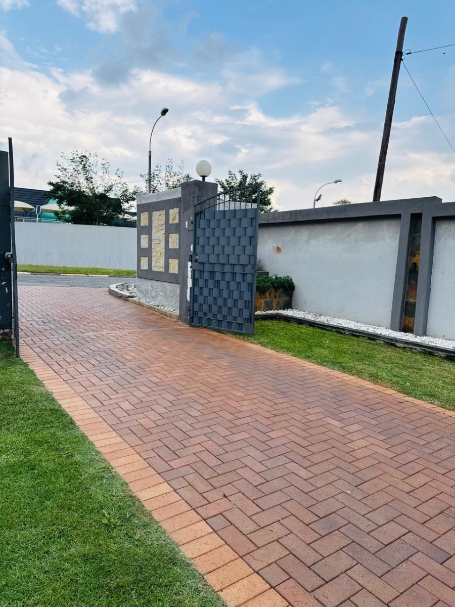 To Let 4 Bedroom Property for Rent in Robinpark Gauteng