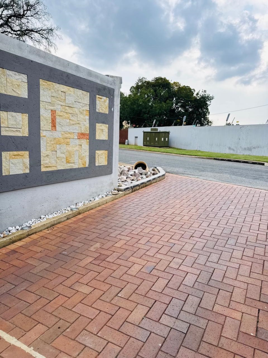 To Let 4 Bedroom Property for Rent in Robinpark Gauteng