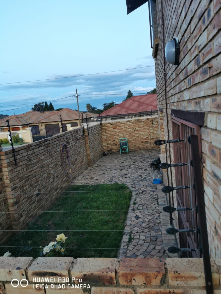 2 Bedroom Property for Sale in Eike Park Gauteng