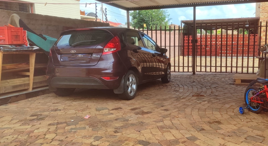 2 Bedroom Property for Sale in Eike Park Gauteng