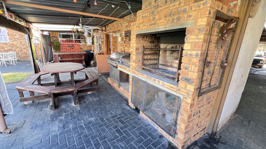 3 Bedroom Property for Sale in Helikonpark Gauteng