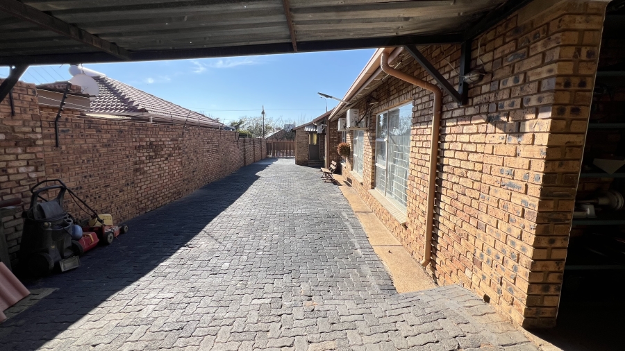 3 Bedroom Property for Sale in Helikonpark Gauteng