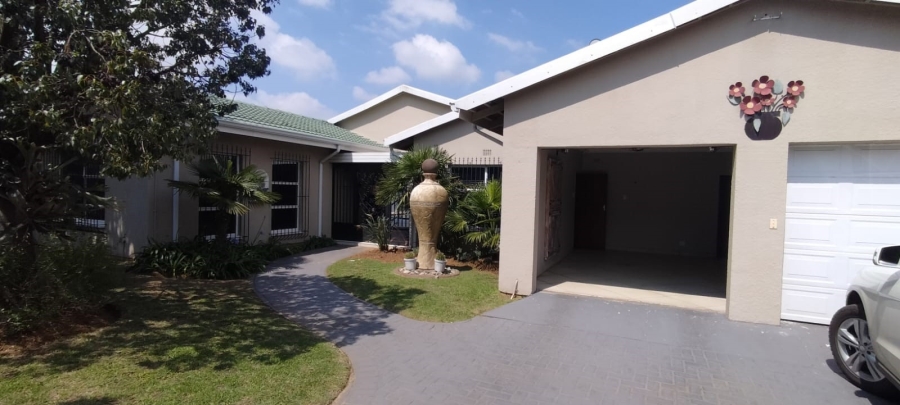 4 Bedroom Property for Sale in Helikonpark Gauteng