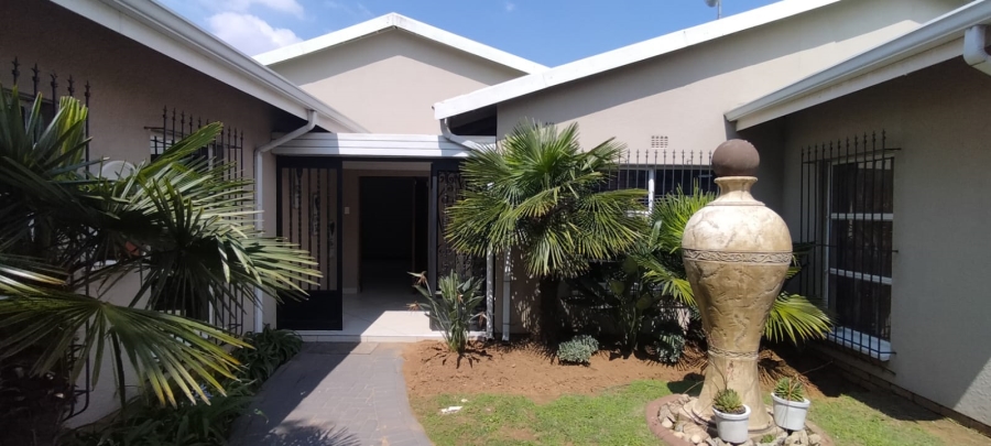4 Bedroom Property for Sale in Helikonpark Gauteng